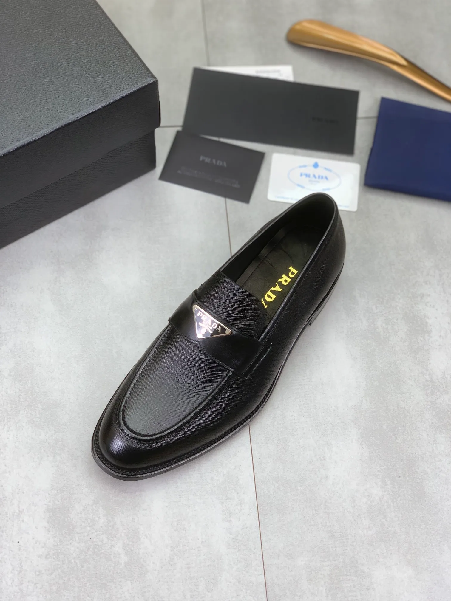 Factory price P920 💰 (high-grade genuine leather outsole) original quality, top version 🔱 ＰＲＡＤＡPrada. Men's business casual leather shoes, top quality leather shoes. 1:1 shipment⬆️Luxurious and noble👞All imported original brand fabrics, just to create a more comfortable wearing experience. Upper: Original comfortable selected calfskin➕Top imported water-dyed full cow lining, original lightweight and comfortable high-end genuine leather outsole✔️Number: 39-44 (38.45.46 can be customized)